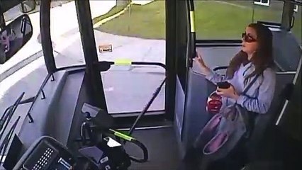 Une femme lance son Thai express dans la face d'un chauffeur de bus de Québec