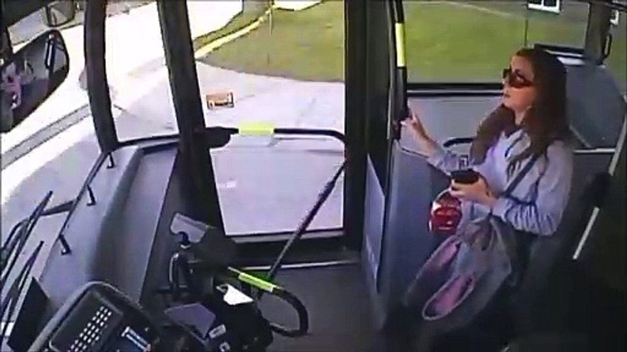 Une femme lance son Thai express dans la face d'un chauffeur de bus de Québec
