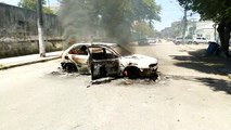 Carro incendiado por criminosos no bairro Itararé, em Vitória