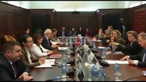 Komisioni i Venecias mbyll vizitën në Tiranë për Kushtetuesen, takohen kreun e KED së, Dvorani
