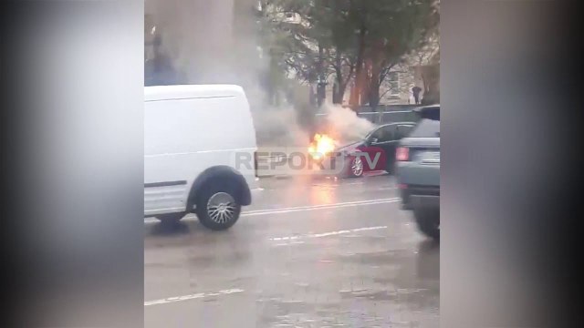 Report TV -Përfshihet nga flakët një makinë në mes të Tiranës, shpëton mrekullisht shoferi