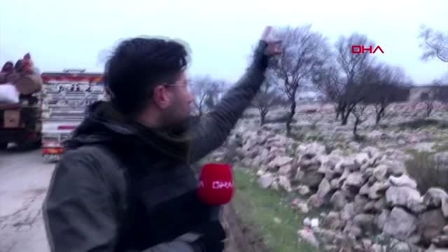 Suriye rejimin bombardımanından kaçan suriyeliler türkiye yolunda uzun araç kuyruğu oluşturdu