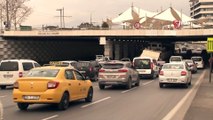 İzmir’de kamyon alt geçide sıkıştı; trafik akışı aksadı