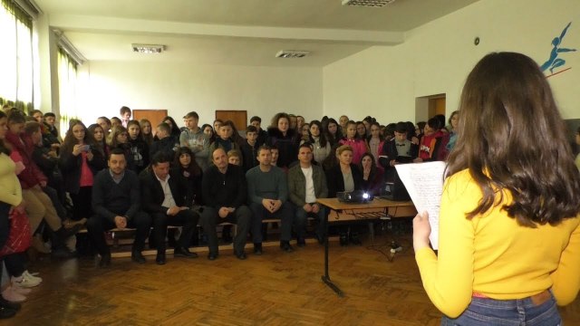 Nxënësit e shkollës Mazllum Këpuska shënojnë Ditën e Pavarësisë-Lajme