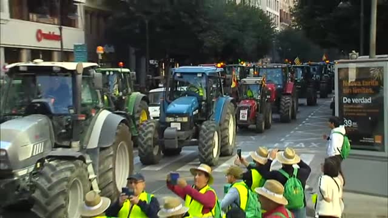Miles de agricultores colapsan el centro de Valencia para reclamar unos precios justos