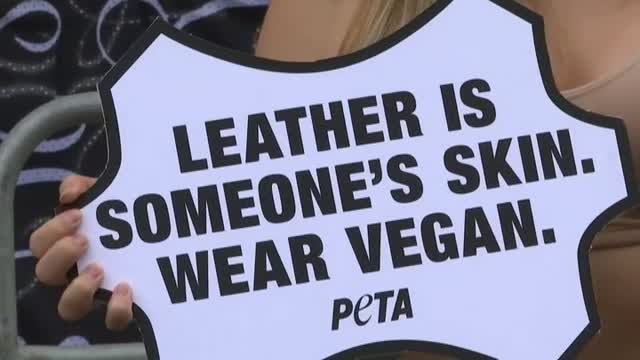 Dolorosa protesta de PETA en Londres contra la semana de la moda