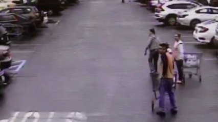 Un hombre detiene a un ladrón lanzándole un carro de la compra