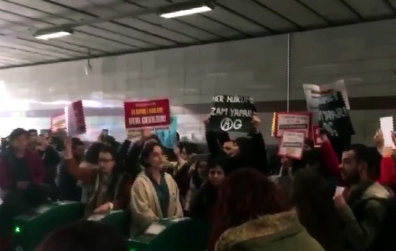 Bir grup öğrenci, metrobüs durağında İBB'nin ulaşım zammını protesto etti