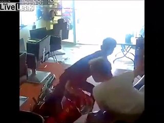 Il rentre en moto dans un salon de coiffure !