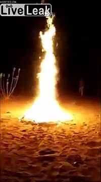 Saut au dessus du feu : ils se percutent dans les flammes !