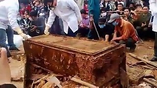 تھائیلینڈ میں ۳۰۰ سال بعد مردہ زمیں سے نکالا گیا مردے کی حالت دیکھ کر استغفار کا ورد زبان پر
