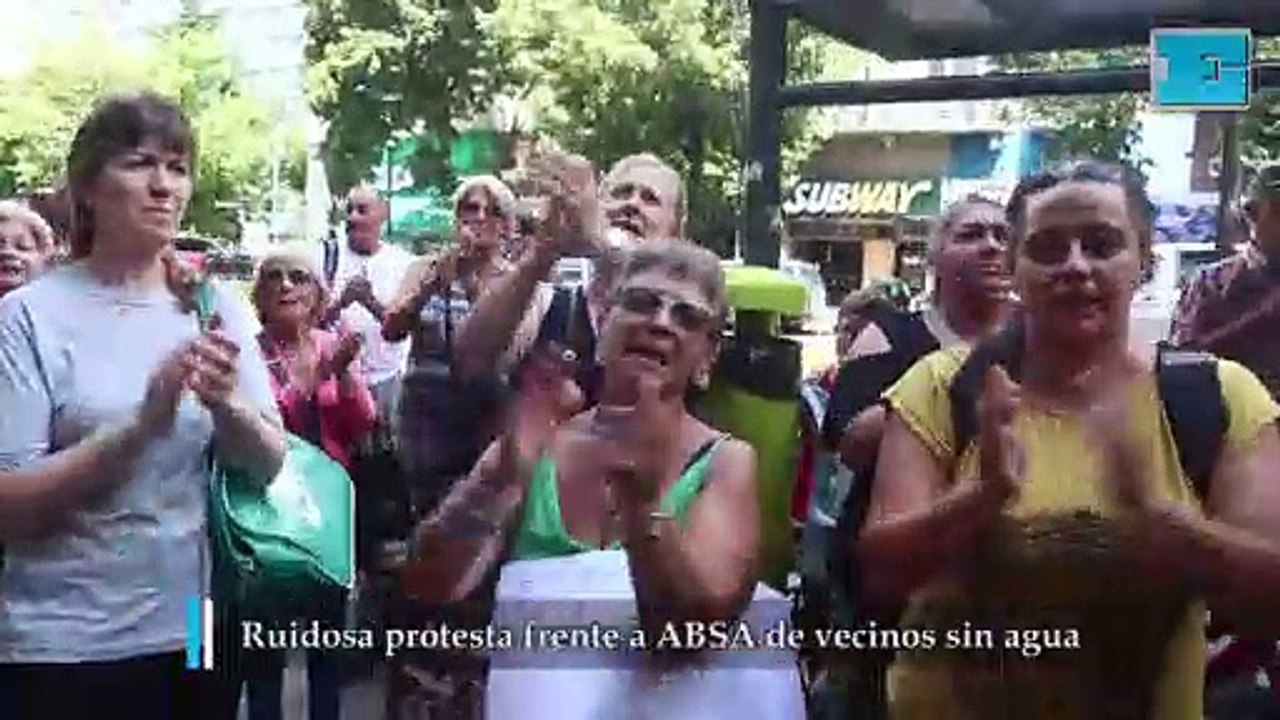 A grito de "¡Queremos agua!", vecinos de La Plata llevaron su reclamo a las puertas de ABSA