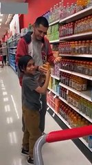 "Pai" ensina ao filho como ser um idiota