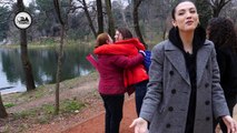 Eksperiment social/ Si reagojnë shqiptarët kur një e panjohur i pyet në rrugë: Të të përqafoj pak?