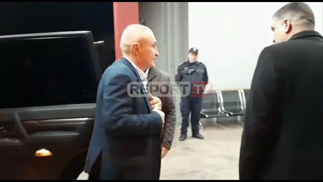 Report TV - Tragjedia në Bulqizë, Meta viziton në Spitalin e Traumës 16-vjeçaren e mbijetuar