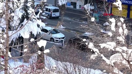 Van'da caddeye bırakılan çantada bomba şüphesi