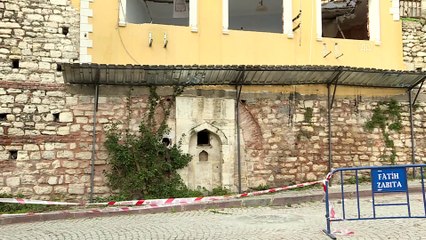 Fatih'te tarihi duvar ve çeşmenin üzerine yapılan iki bina yıkılıyor - İSTANBUL