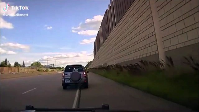 Il suit une voiture sur la bande d'arrêt d'urgence et va le regretter