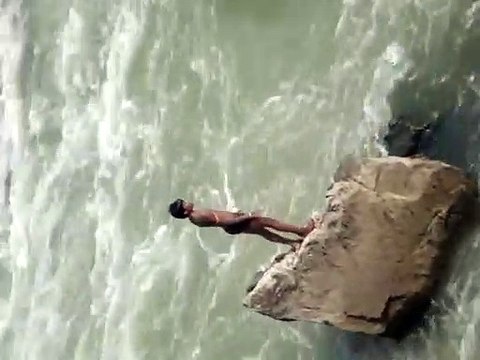 Un jeune indien plonge dans une rivière déchaînée... courageux