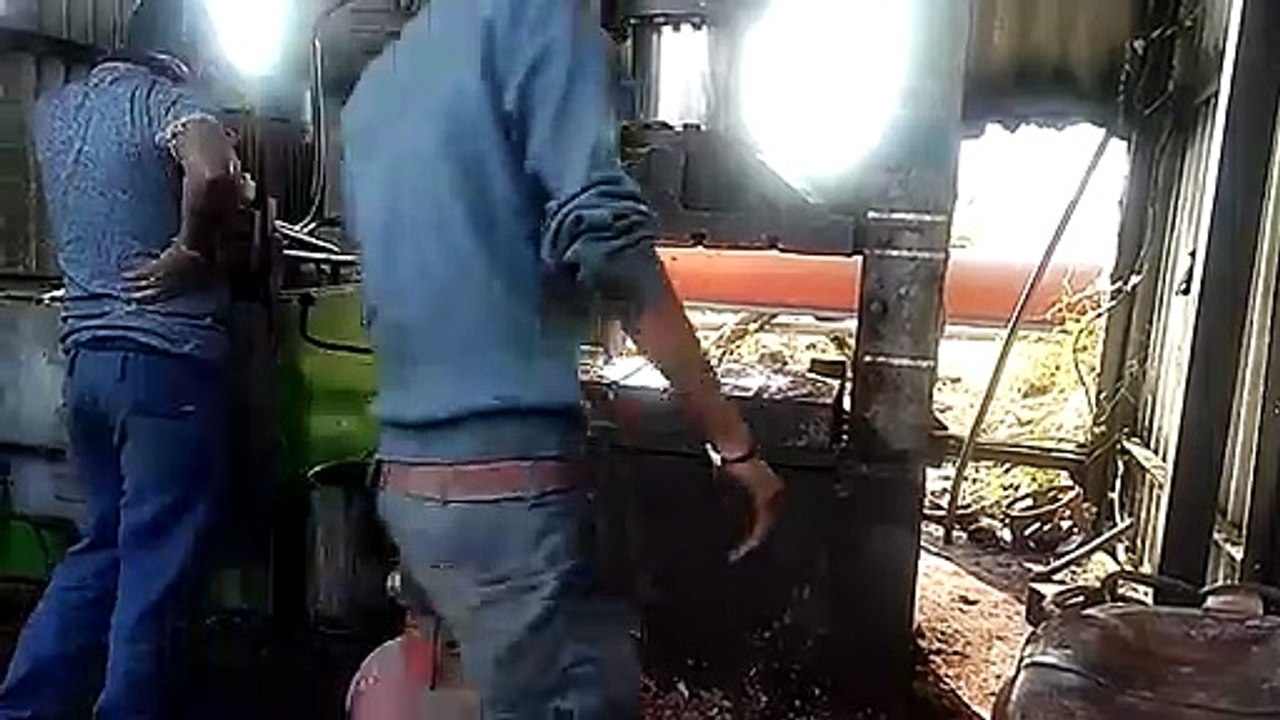 Ils tentent d'écraser une bouteille de gaz avec une presse hydraulique pour voir ce qui se passe