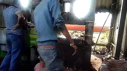 Ils tentent d'écraser une bouteille de gaz avec une presse hydraulique pour voir ce qui se passe