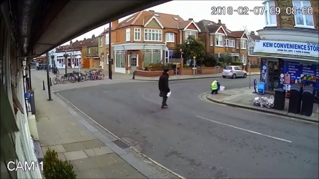 Un gros bloc de glace tombe du ciel et semble venir de nulle part