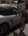 Il fait croire à une jolie fille qu'il roule en ferrari...