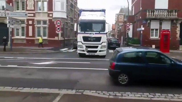 Ce camion rate son virage... Petite rayure sur la voiture garée