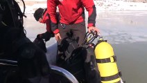 JAK timleri, buz tutan baraj gölüne dalarak kayıp üniversite öğrencisini aradı - TUNCELİ