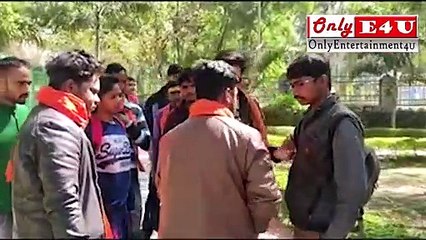 वैलेंटाइन-डे पर पार्क घूम रहे प्रेमी जोड़े को बजरंग दल के कार्यकर्ताओं ने पकड़ा, जबरन सिंदूर लगवाया