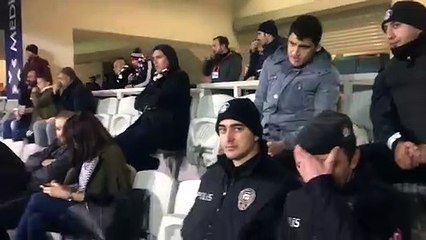 Polis memurunun görme engelli taraftara maçı anlatması geceye damga vurdu