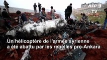 Des habitants inspectent un hélicoptère de l'armée syrienne abattu
