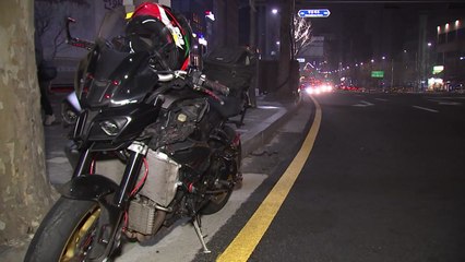 오토바이·승용차에 잇따라 치인 보행자 숨져 / YTN