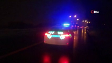 İzmir’de bariyerlere çarpan hafif ticari araç takla attı: 2 yaralı