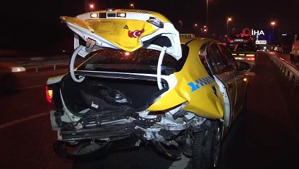 Otomobil, ticari taksiye arkadan çarptı, 2 yaralı