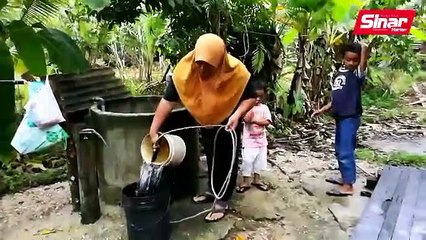 Cahaya pelita dari minyak masak menerangi malam