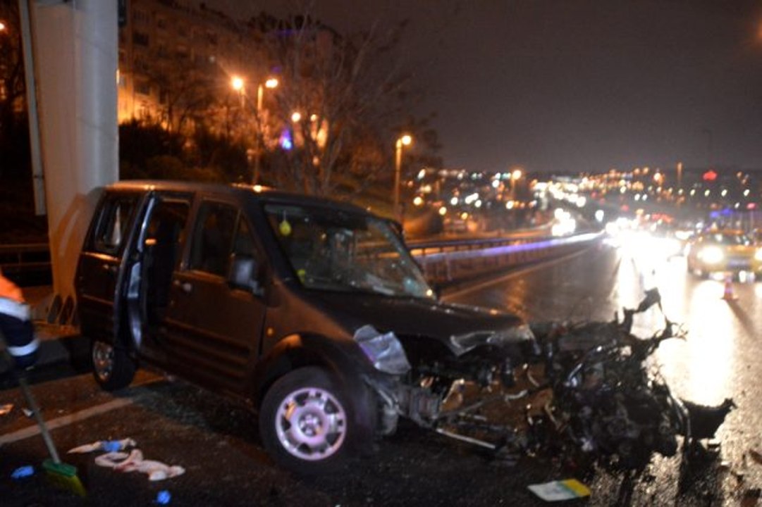 Sürücüsünün direksiyon hakimiyetini kaybettiği otomobil bariyerlere çarparak durabildi