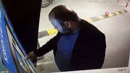 İstanbul havalimanında otomatı tekmeleyip yumruklayan şahıs kamerada