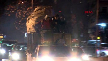 Kamyonet üzerinde tehlikeli yolculuk kamerada