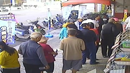 武漢肺炎》藥局免費發放消毒水 300多人排隊領取(民眾提供)