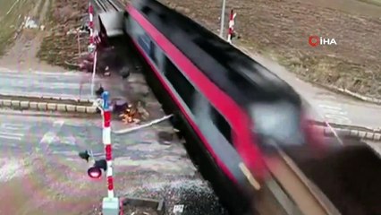 Ekmek yüklü kamyonete tren çarptı: 1 kişi öldü