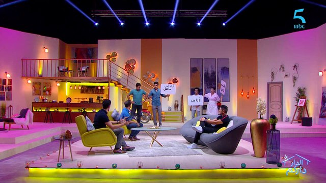 الشاب يونس يفاجأ بوقفة احتجاجية للعاملين في الدار داركم