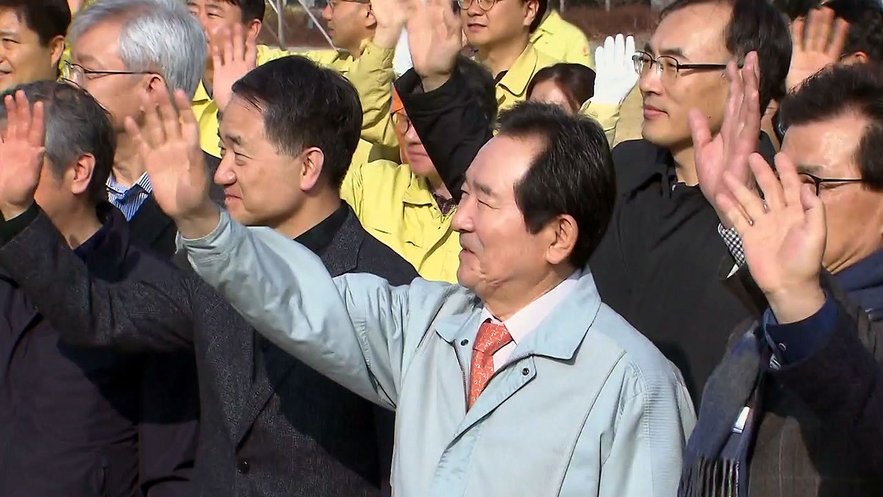 정세균 총리, 퇴소하는 우한 교민 환송 / YTN