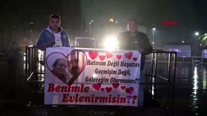 Manisa yağmur altında sürpriz evlilik teklifi