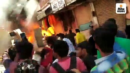पटाखों की दुकान में भीषण आग, आस-पास की 4 दुकानों में फैली; कई वाहन भी जले