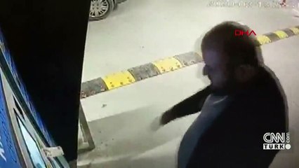 Otopark ödeme cihazını hem tekmeledi hem yumrukladı