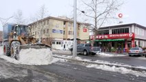 Erzincan’da Kar Yığınları Kamyonlarla Şehir Dışına Taşınıyor