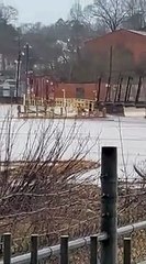 Un ponton casse un pont pendant une crue