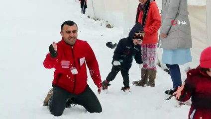 Depremzede Çocuklar Kartopu Oynayarak Eğlendi