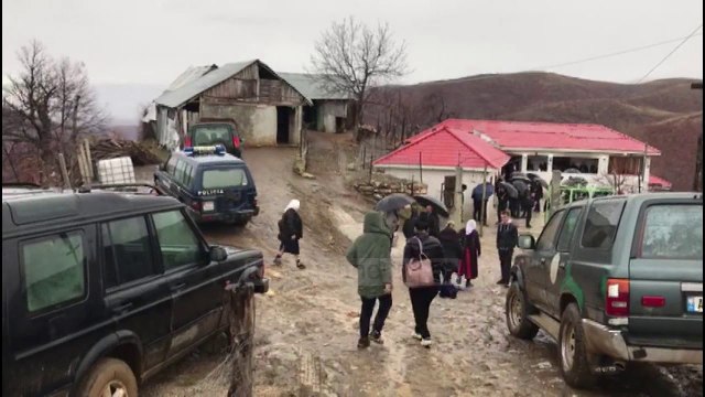 Bulqizë/ Mister vdekjet nga helmimi, nëna dhe dy fëmijët e saj përcillen sot në banesën e fundit